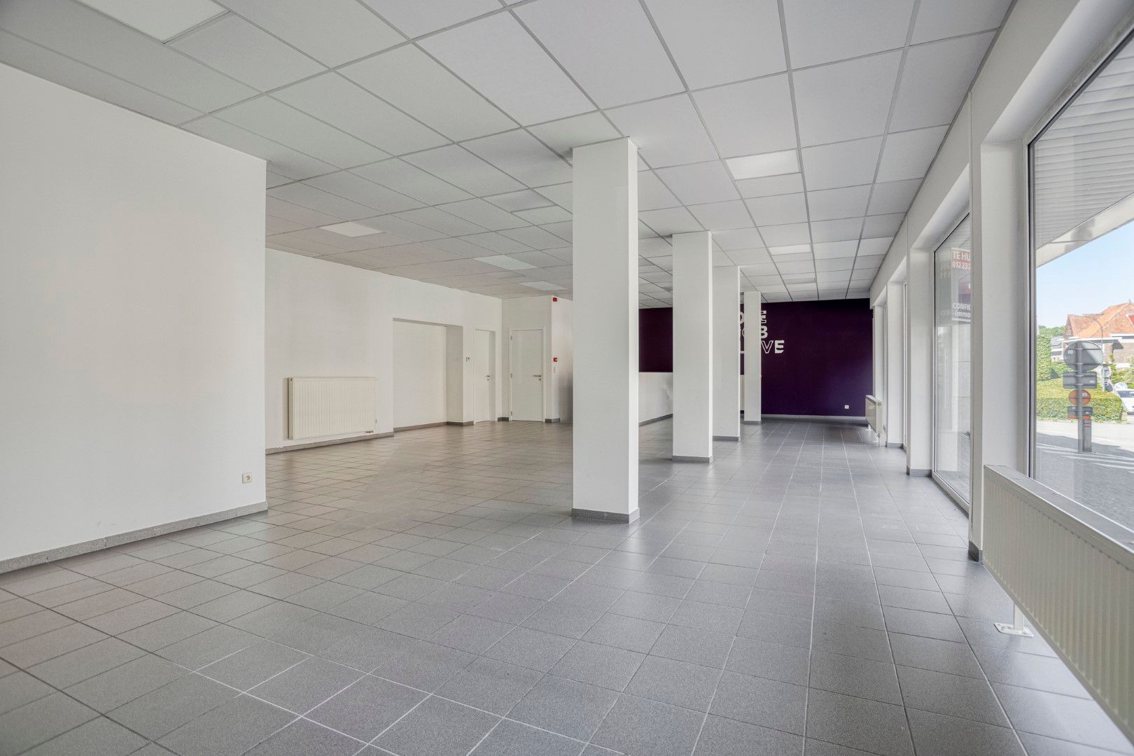 Ruime kantoor- of winkelruimte met opslagmogelijkheden foto 4