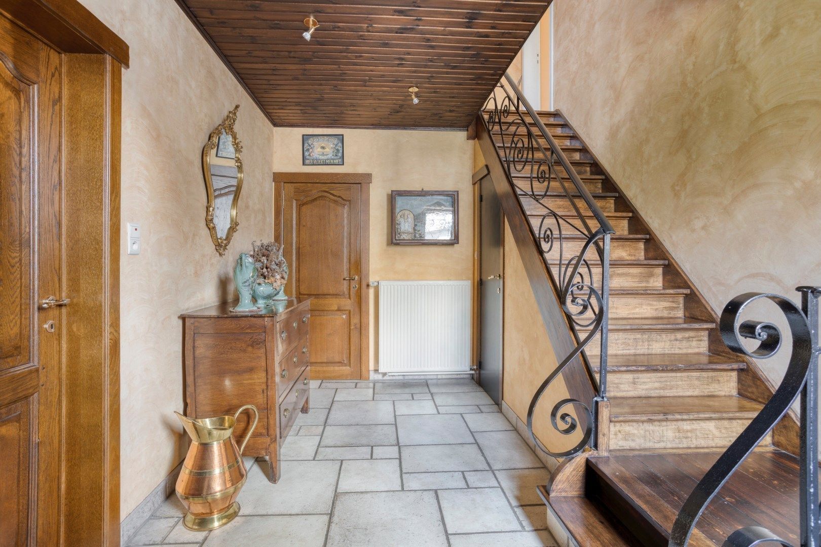 Charmante woning van 256 m2 met 4 slaapkamers te Wommelgem!  foto 2