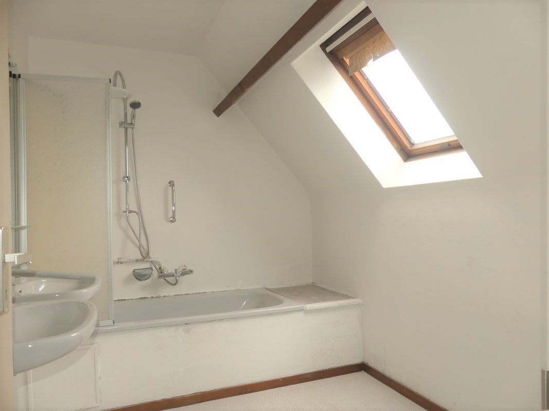 Alleenstaande woning met tuin en 2 garages foto 11