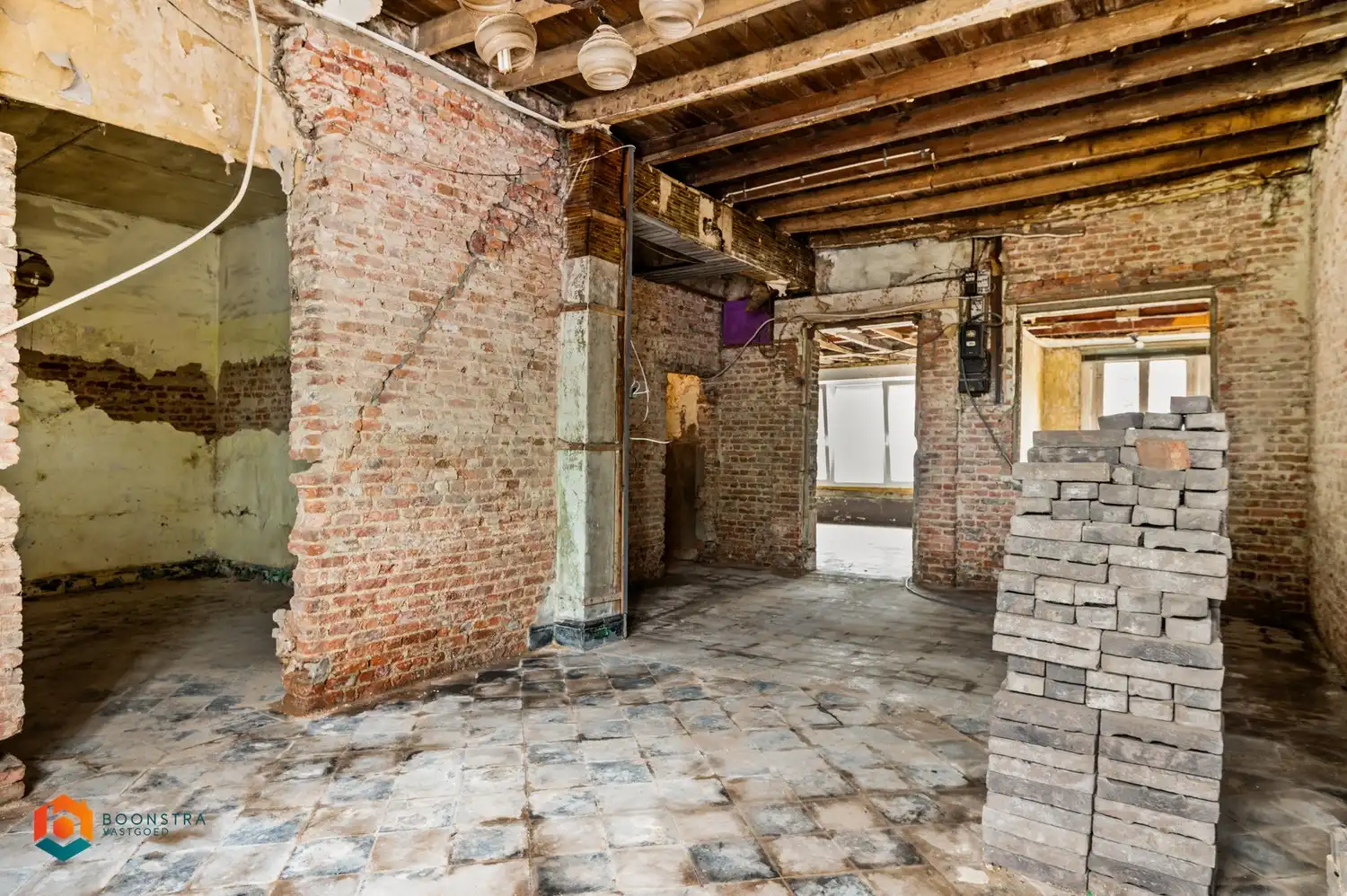 Zonevreemde casco woning met veel potentieel te Putte foto 11
