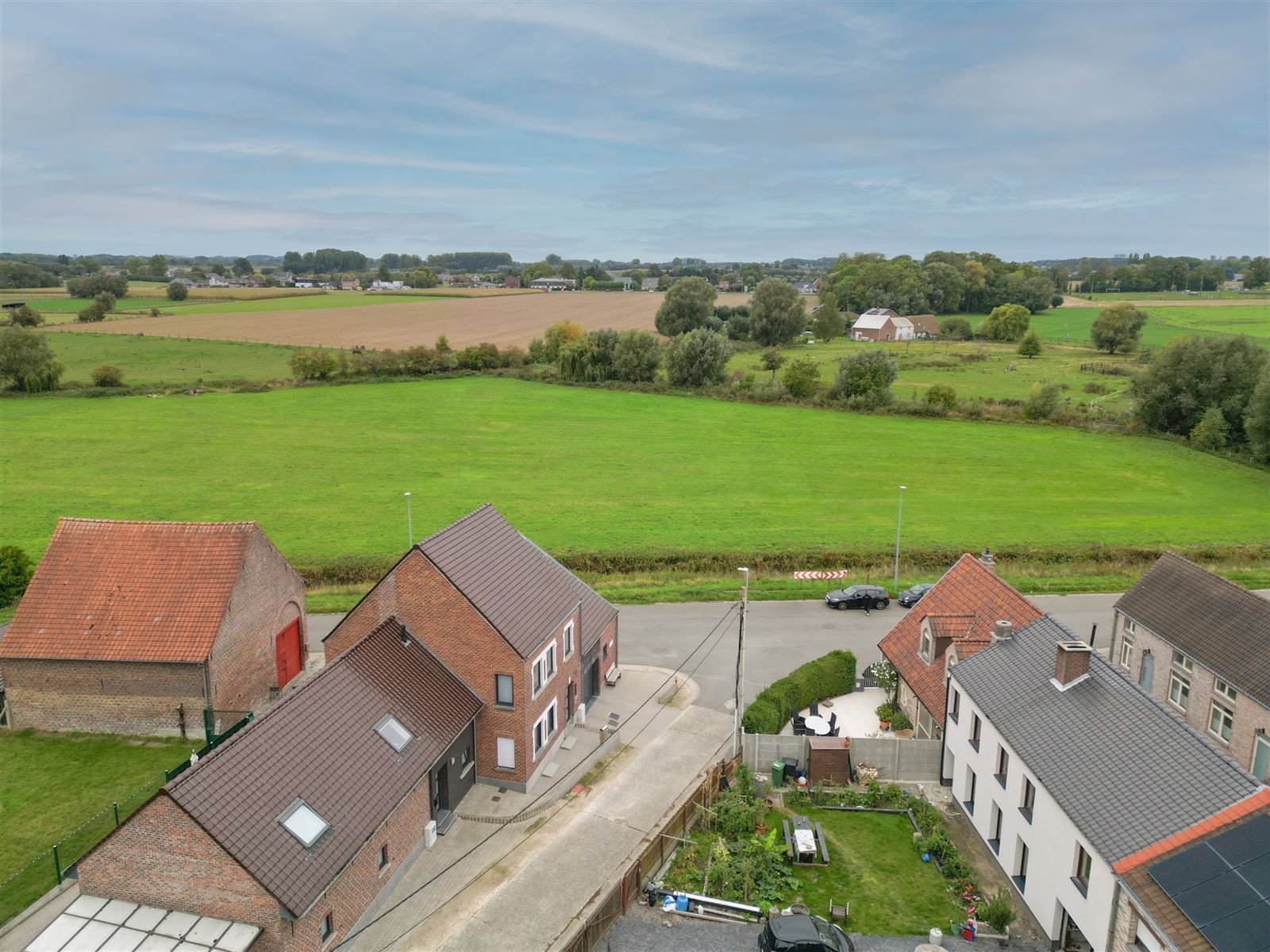 Verder af te werken woning op 2are98 met zuidgerichte voortuin foto 2