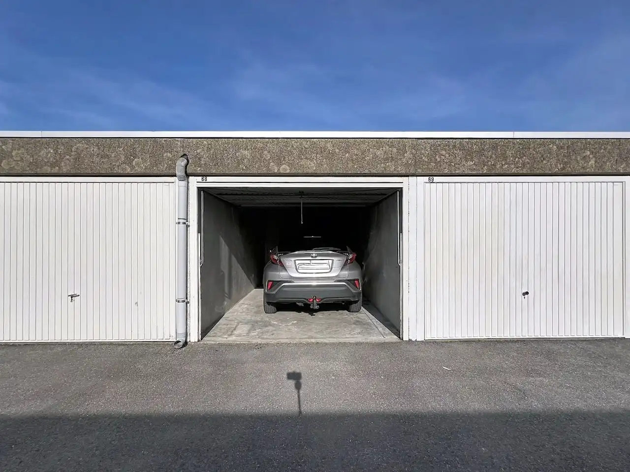 Afgesloten garage in de Peter Benoitlaan, makkelijk inrijdbaar. foto 7