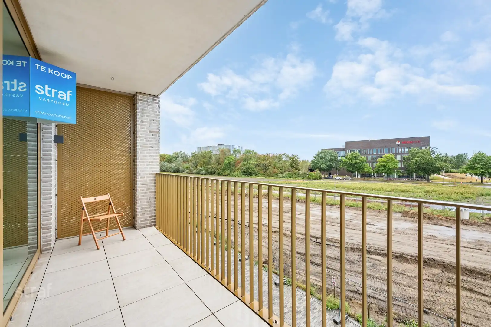 Lichtrijke studio met ruim terras in het Left Complex foto 3