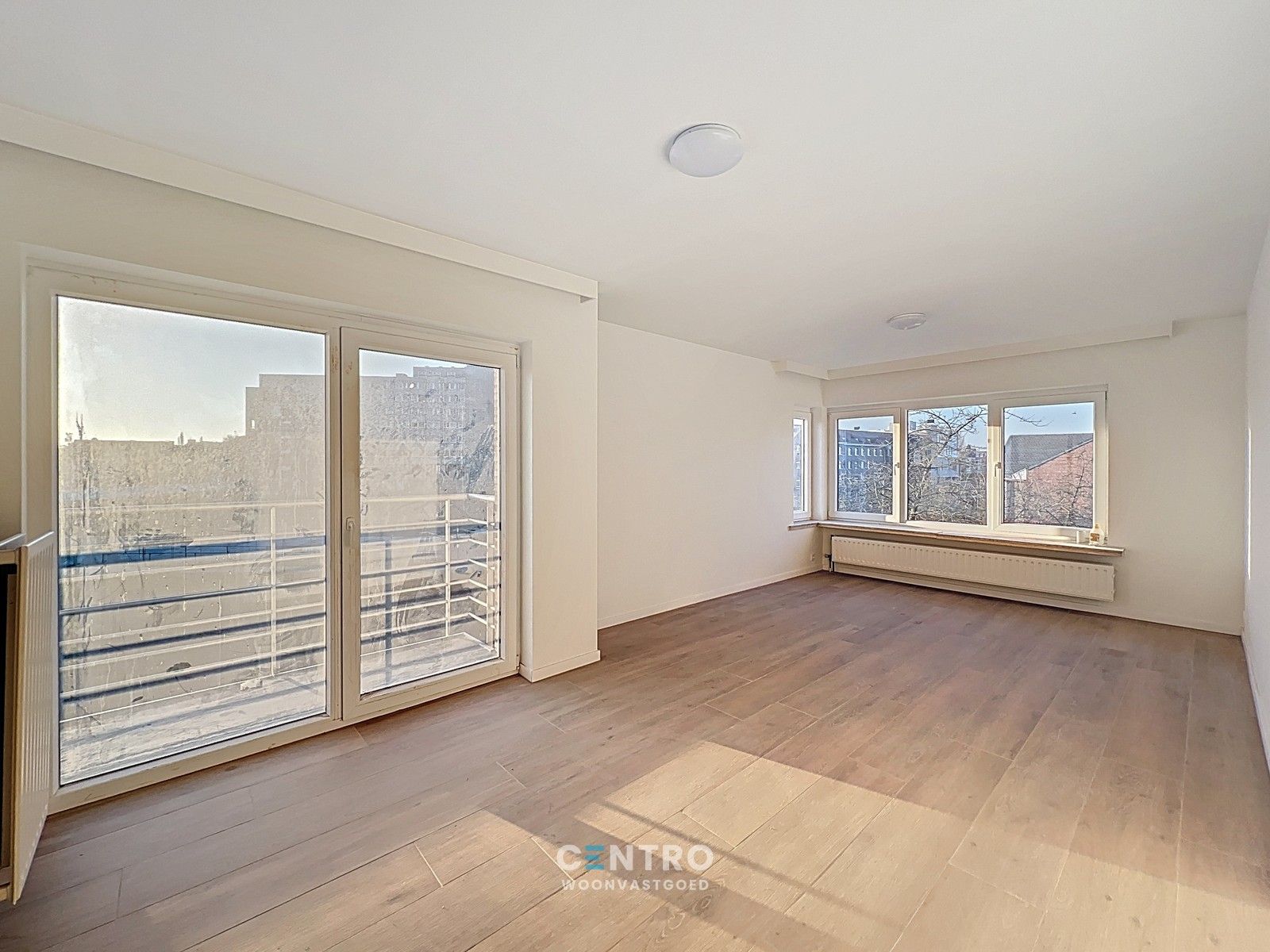 Volledig vernieuwde studio (± 40m²) met terras op tweede verdieping! foto 3