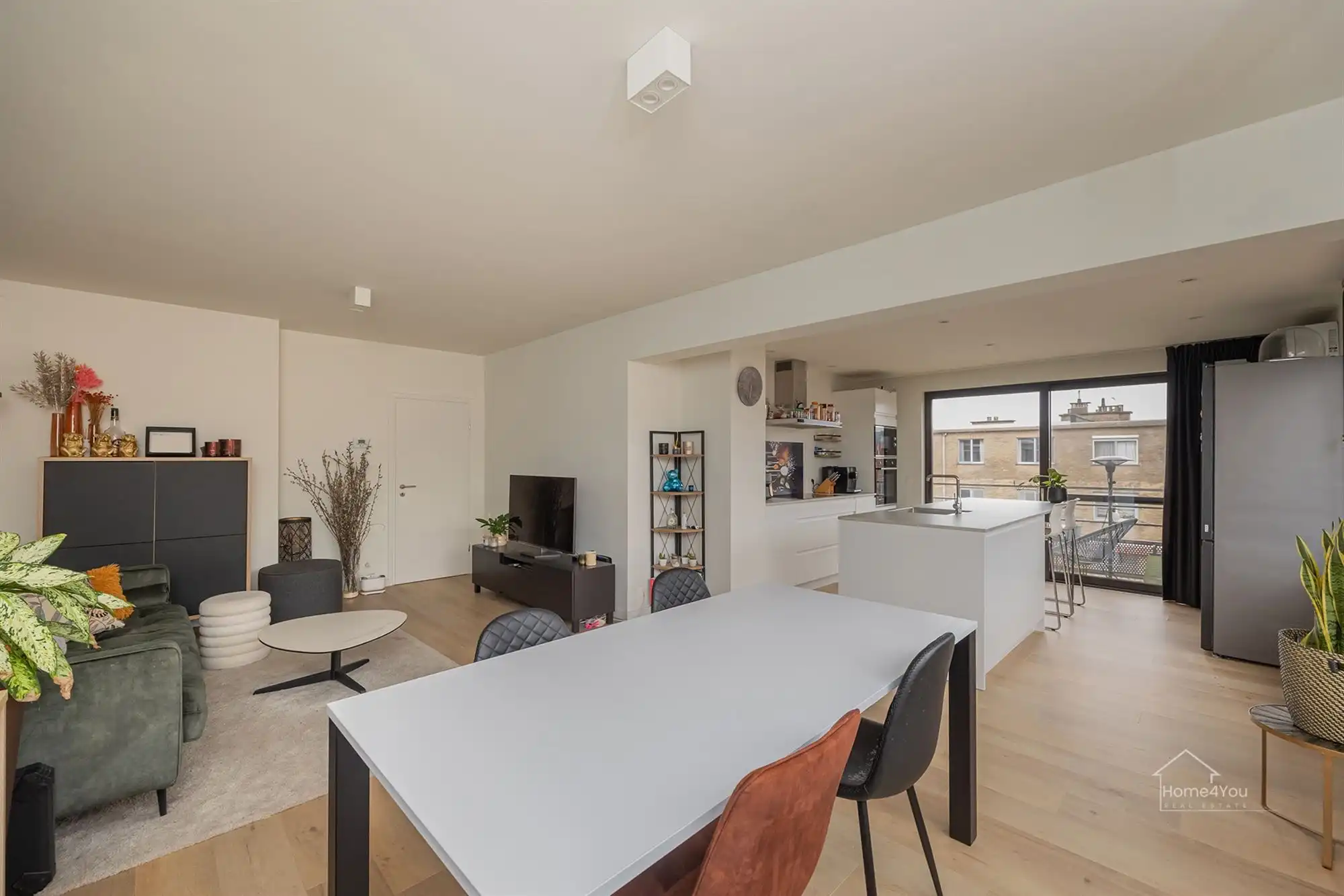Ruim en lichtrijk appartement met terras + autostaanplaats foto {{pictureIndex}}