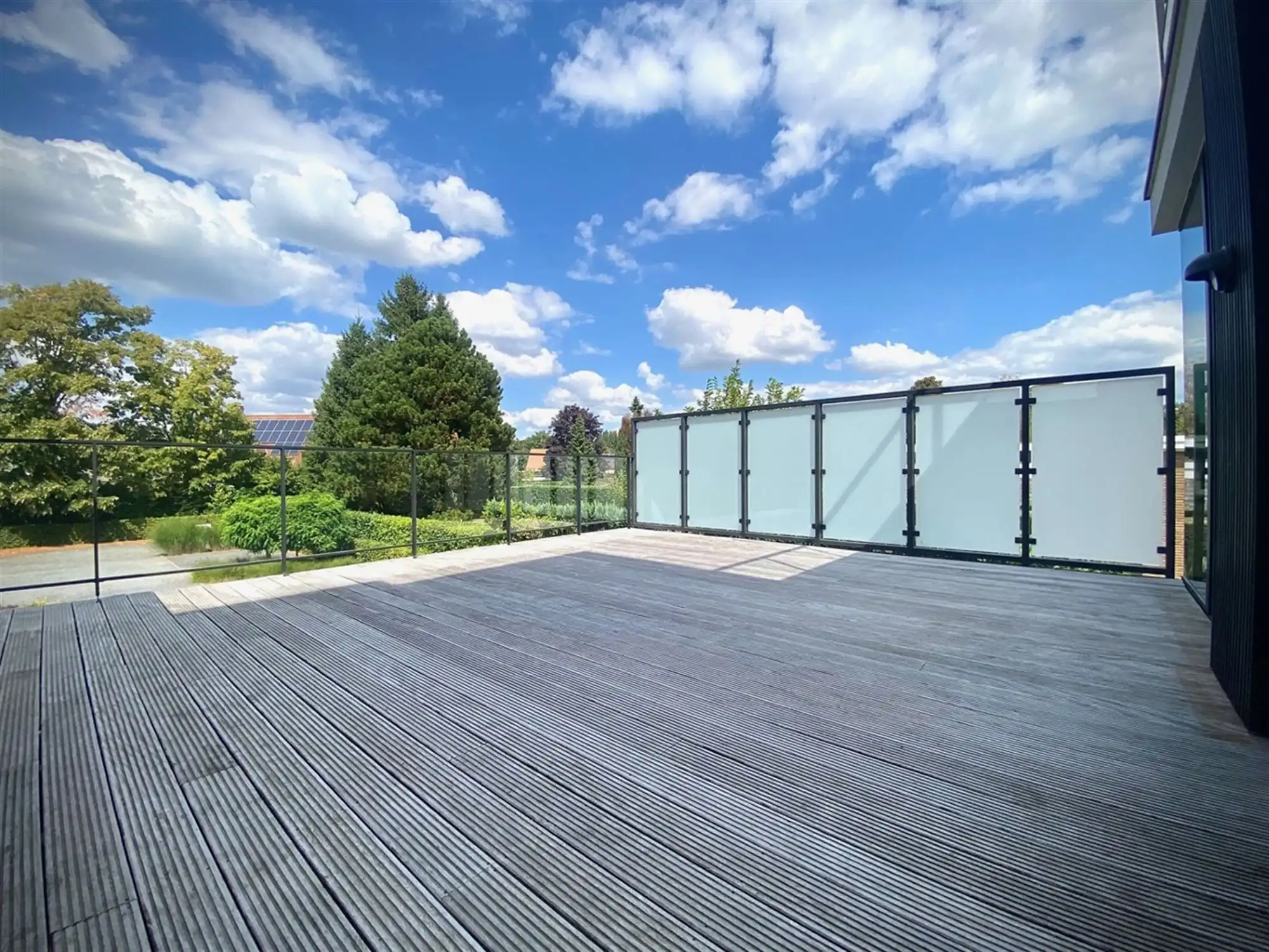 Instapklaar APPARTEMENT (1ste verdieping) met 2 slaapkamers, ruime terrassen (2), garage  & autostaanplaats  foto 17