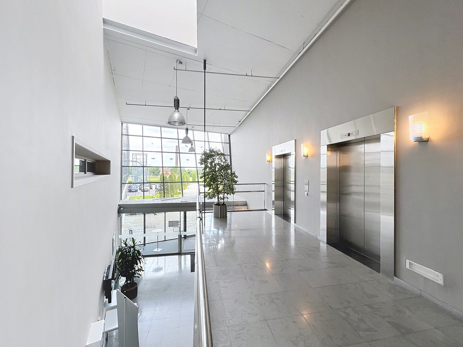 LICHTRIJKE kantoorruimten (1.400 tot 1.800m²) aan ZEER interessante voorwaarden nabij afrit Kortrijk-Oost E17. Onmiddellijk beschikbaar! foto 6