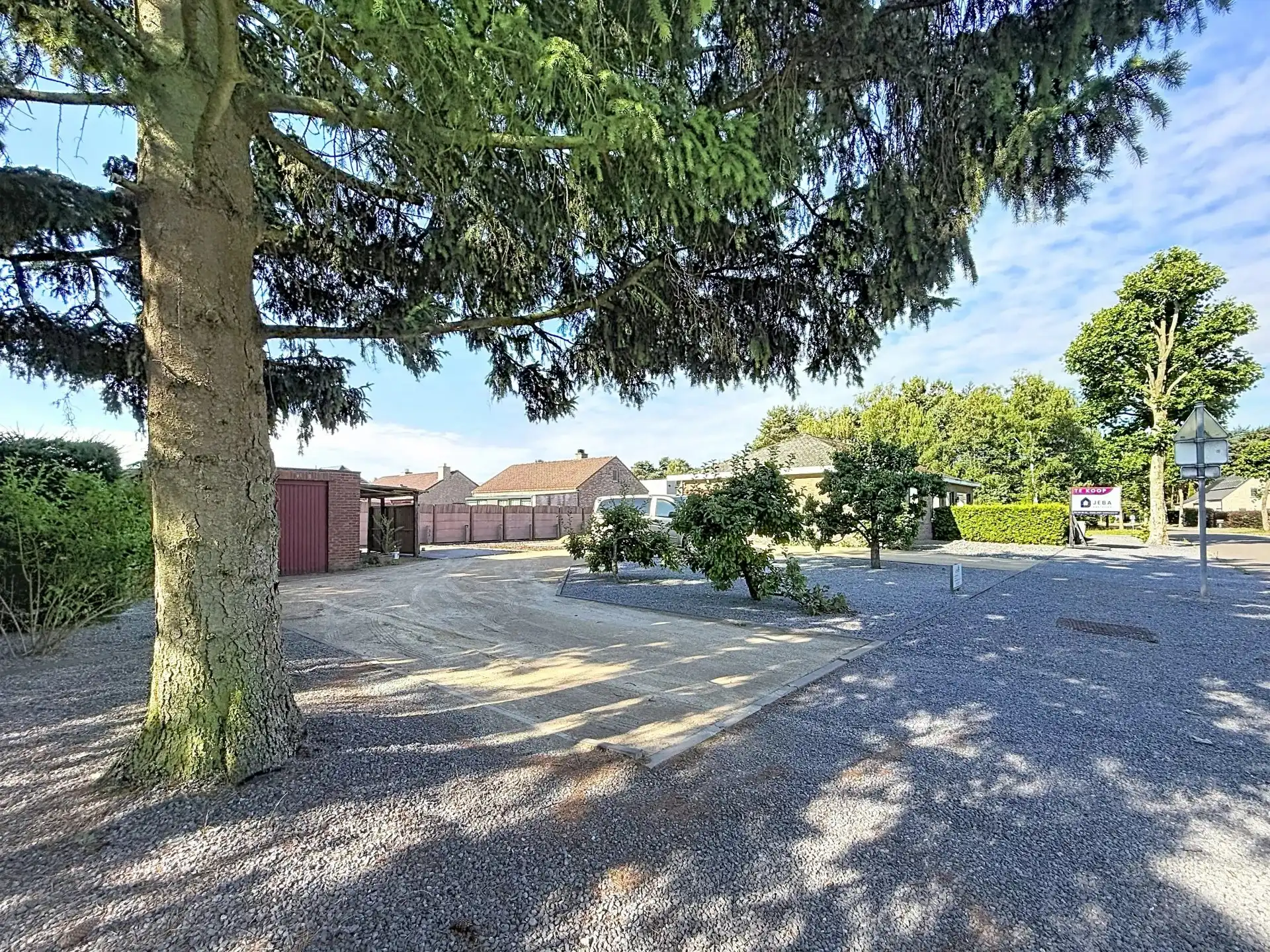Te renoveren gelijkvloerse woning met 3 slaapkamers op een ruim perceel. foto 3