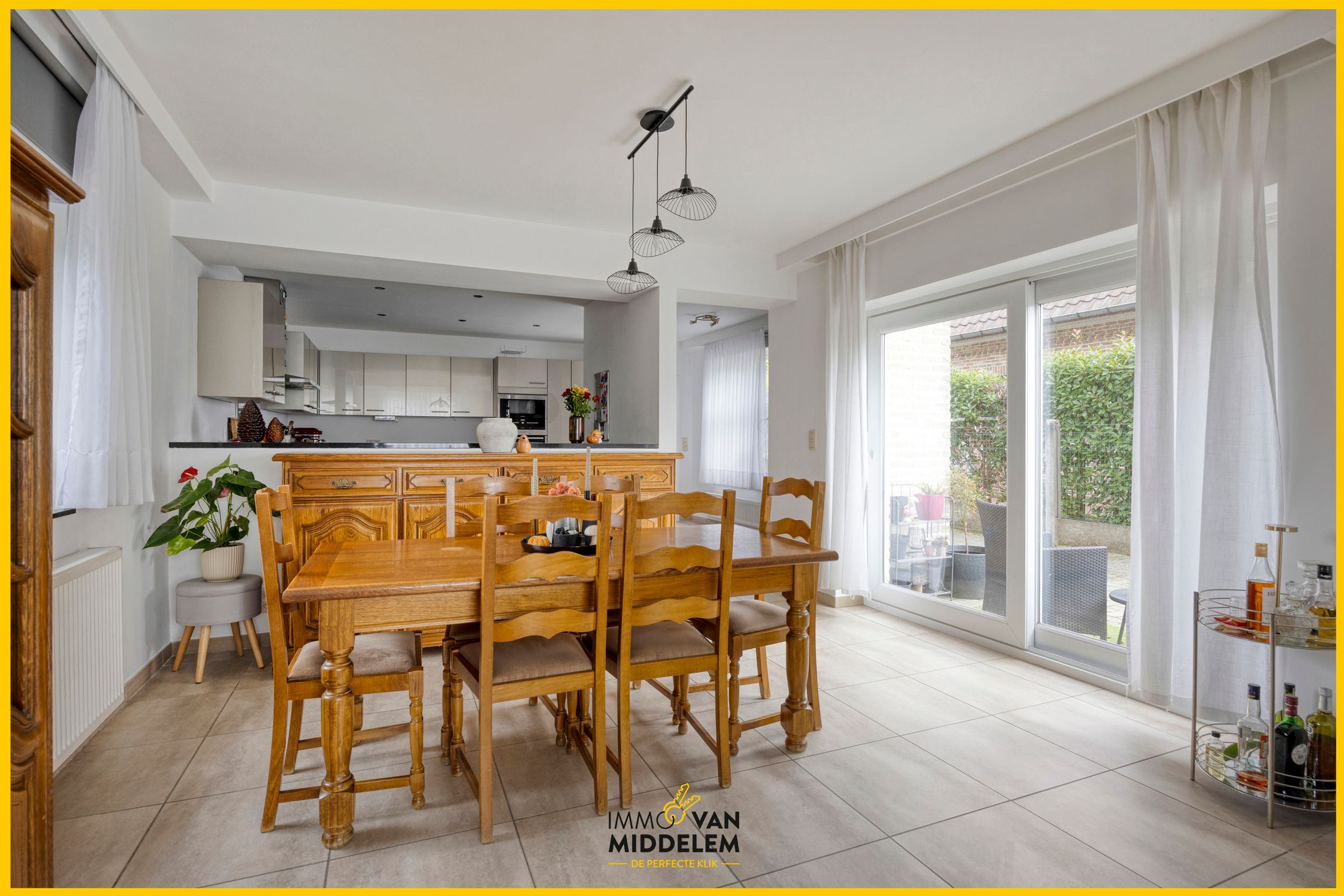 INSTAPKLARE WONING MET 3 KAMERS, TERRAS, TUIN EN GARAGE foto 4