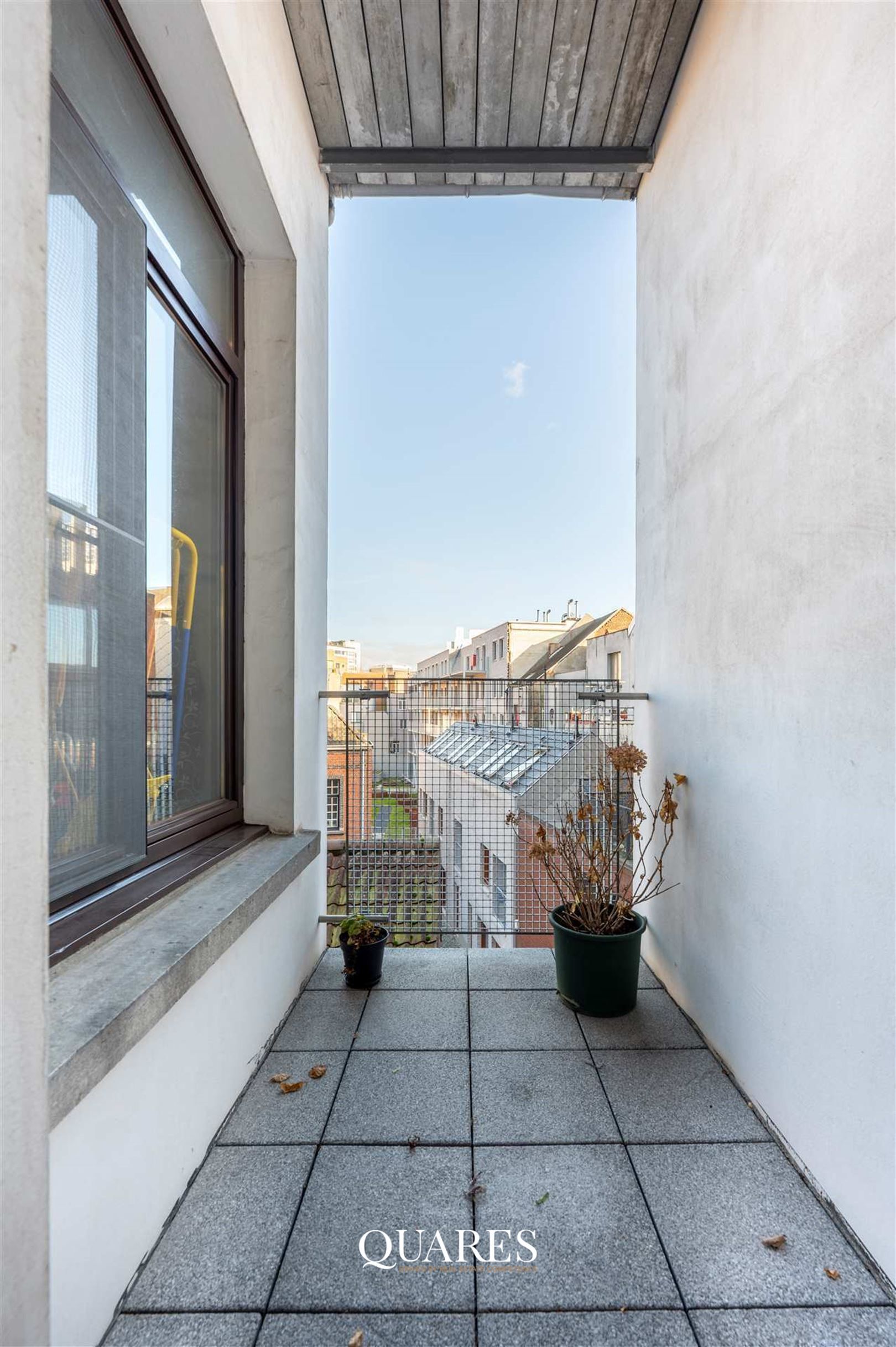 Instapklaar app. met terras in historisch centrum foto 10