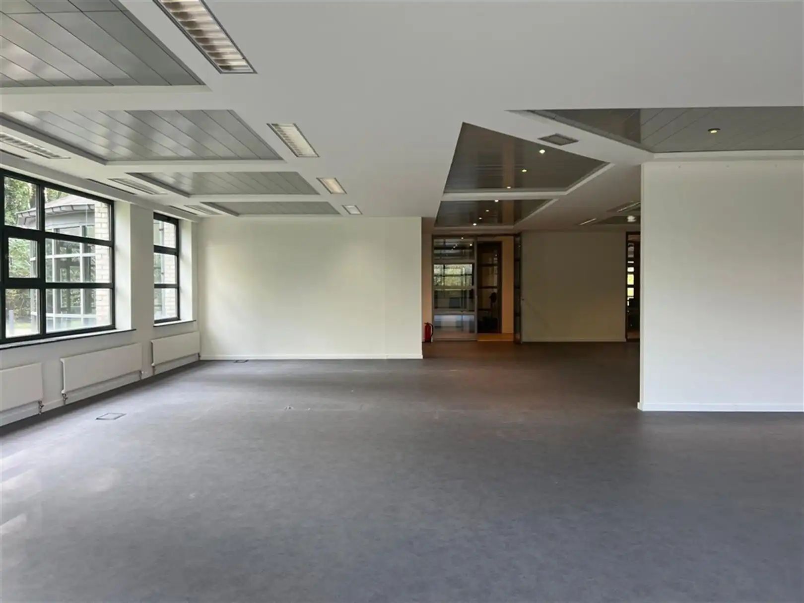 Instapklaar kantoor met gemeenschappelijke keuken en zicht op groen foto 5