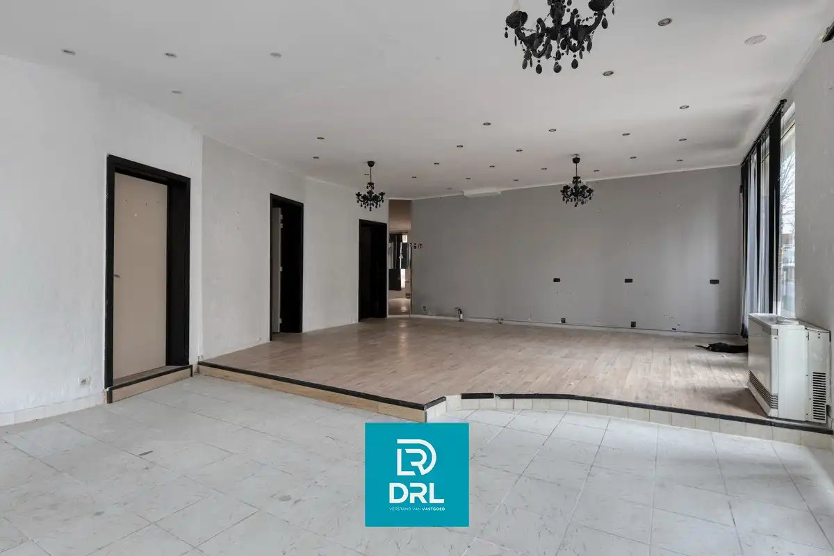 HANDELSHUIS met 2 APPARTEMENTEN te OOSTENDE foto {{pictureIndex}}