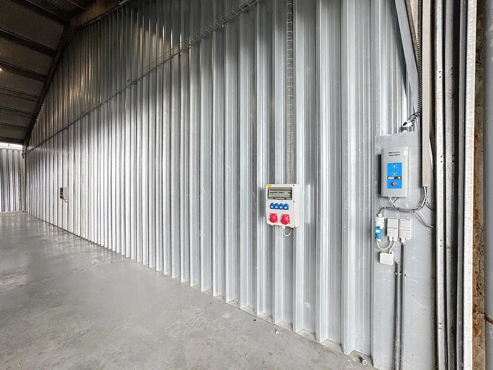 Instapklare OPSLAGRUIMTE (250m2) met 2 hoge, automatische sectionaalpoort te Koolskamp (op 5km van afrit Lichtervelde). foto 8