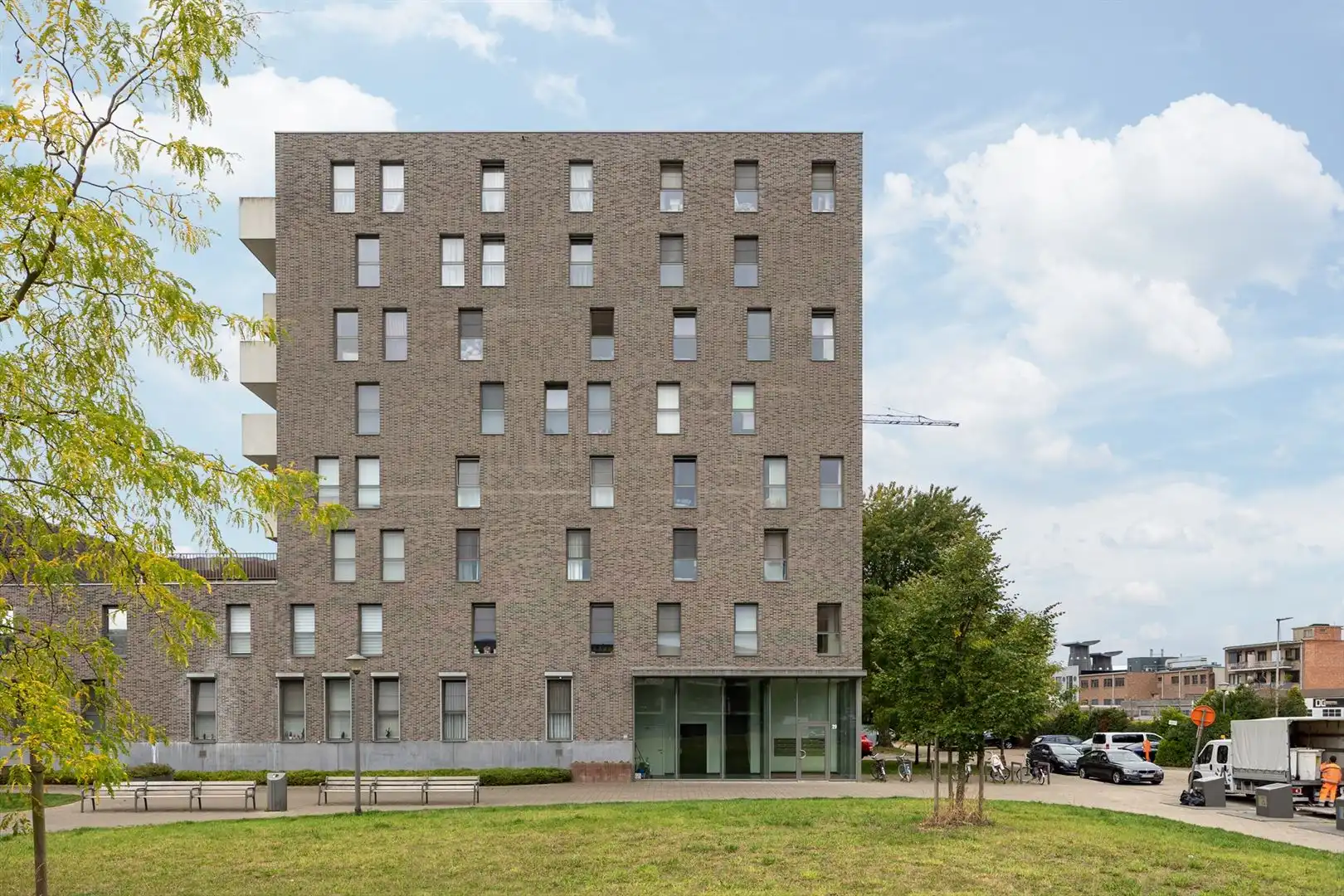 Modern en licht appartement met terras in parkomgeving. foto {{pictureIndex}}