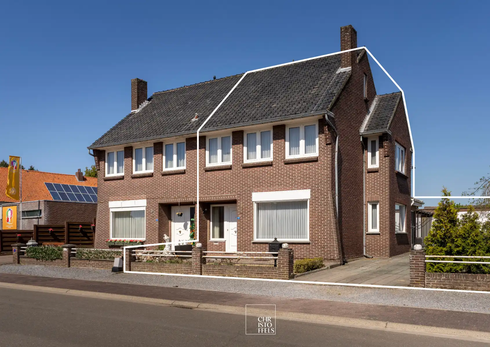 Te renoveren woning (199m²) in een rustige woonomgeving te Lanaken! foto {{pictureIndex}}