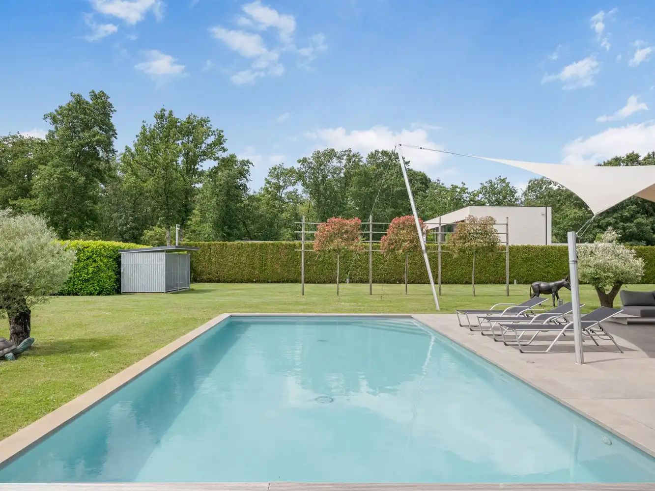 Exclusieve recente villa met verwarmd zwembad, vier garages en inclusief bouwgrond van 10a in een groene omgeving foto 3