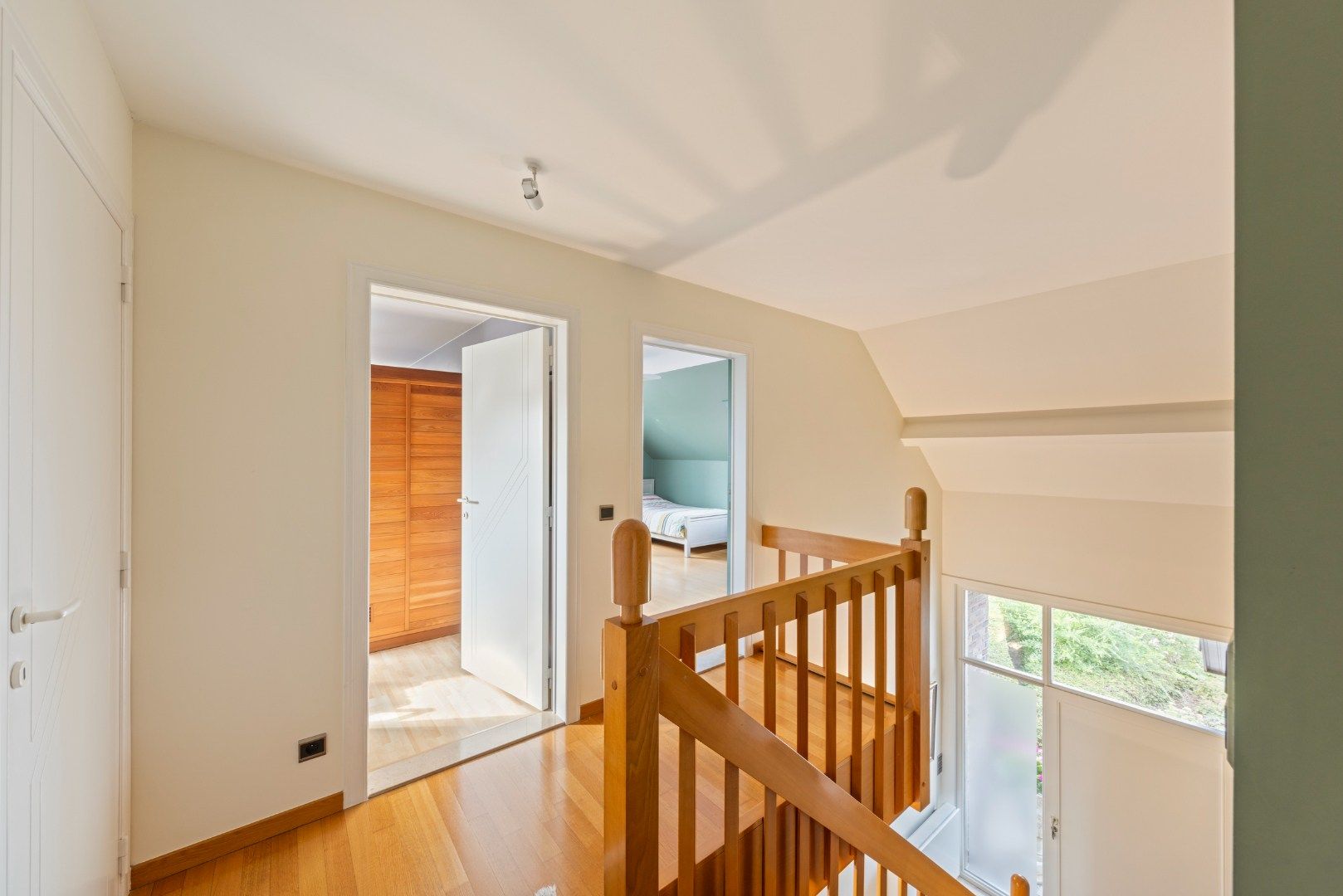 Tijdloze, instapklare, ruime villa met 4 slaapkamers foto 14