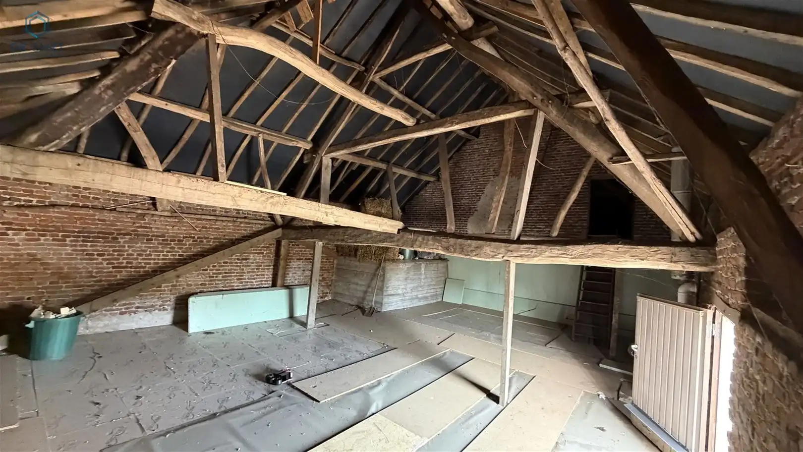 RUIME KARAKTERWONING MET 23 GARAGEBOXEN IN GERAARDSBERGEN foto 10