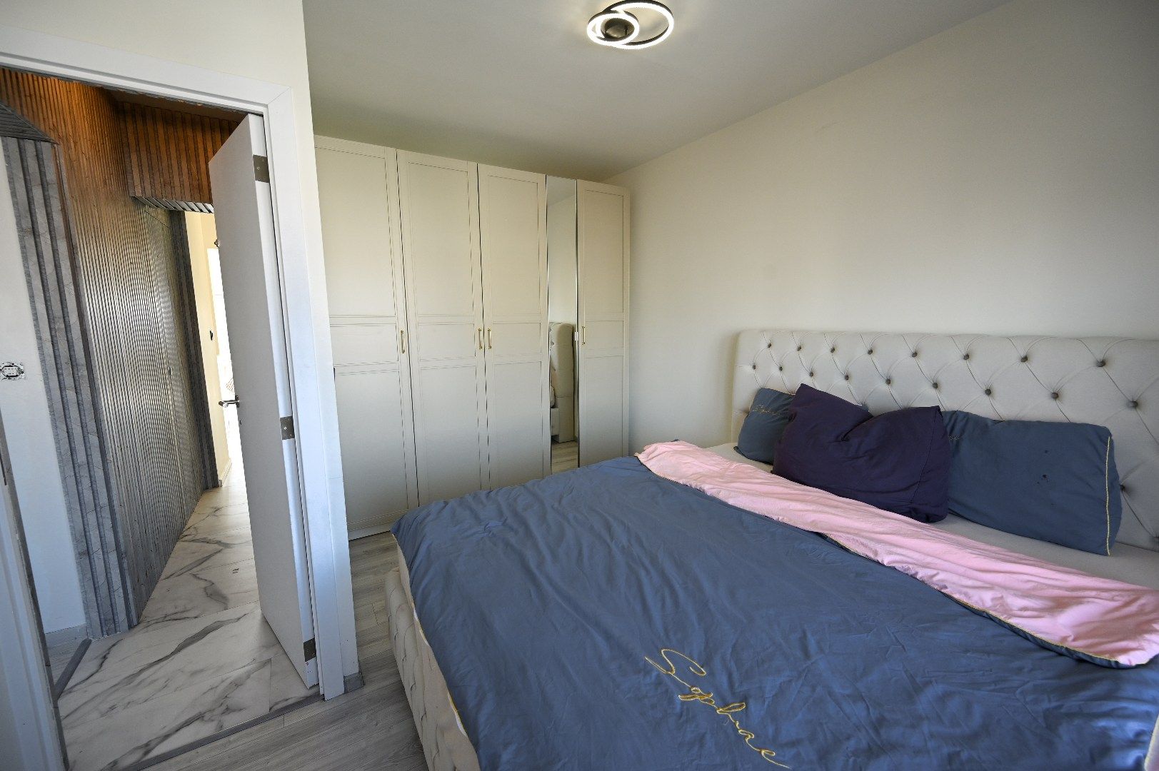 STIJLVOL GERENOVEERD APPARTEMENT MET OVERDEKTE STAANPLAATS TE MARIAKERKE foto 8