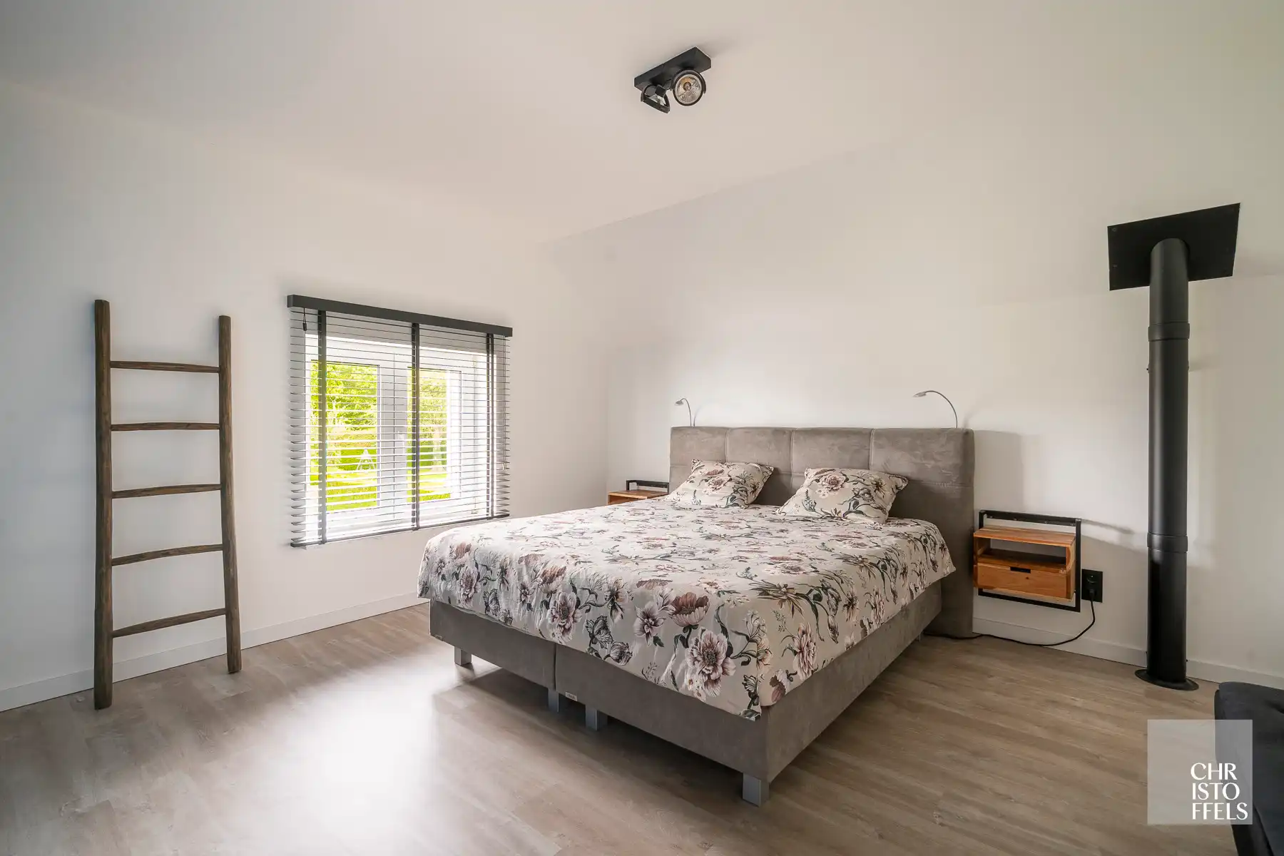 Uitzonderlijk ruime (440m²!) en volledig gerenoveerde woning met commerciële topligging en tal van mogelijkheden in Lanaken! foto 16