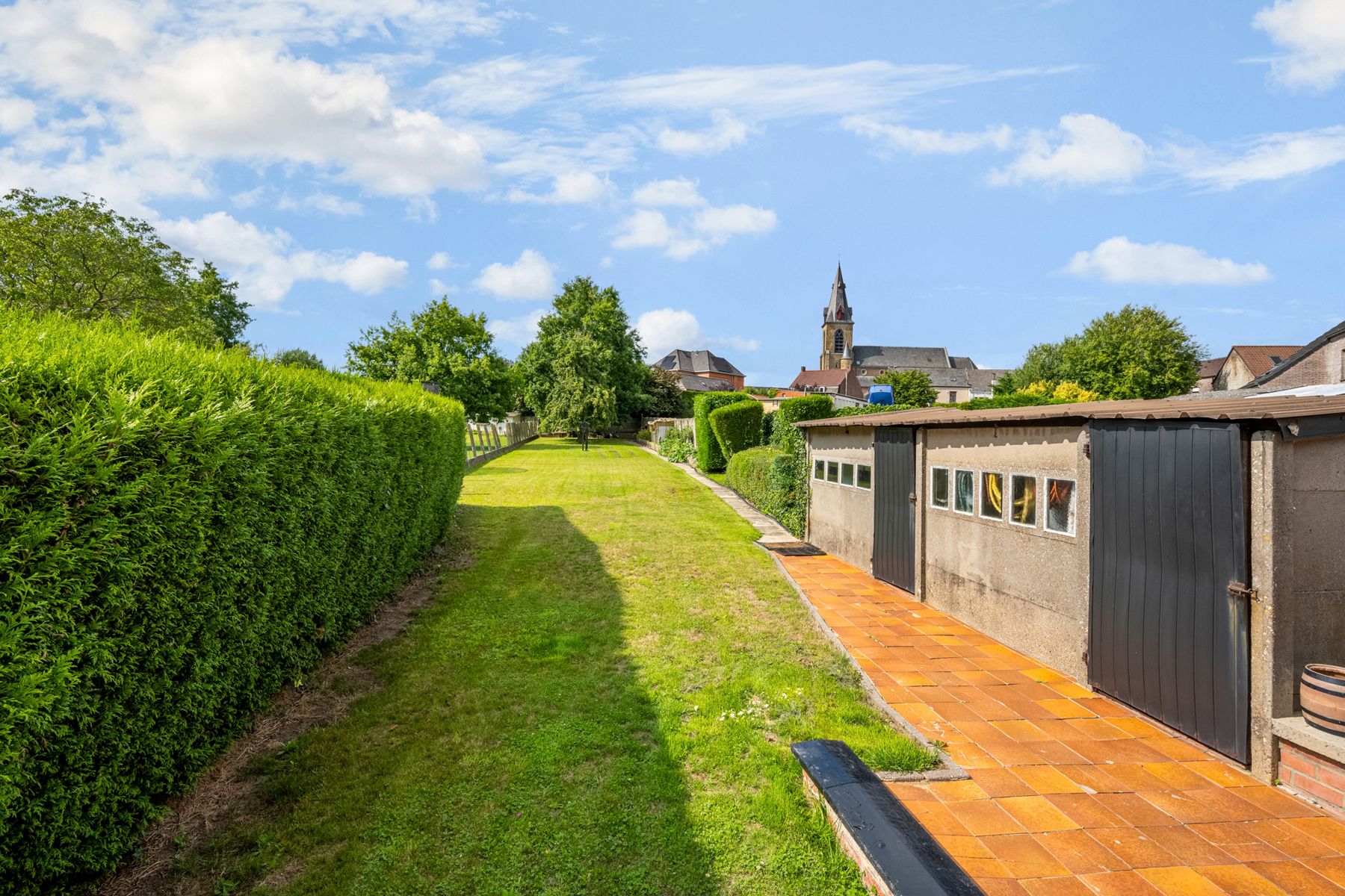 Te koop woning met inpandige garage, 4slpk's  en grote tuin  foto 25