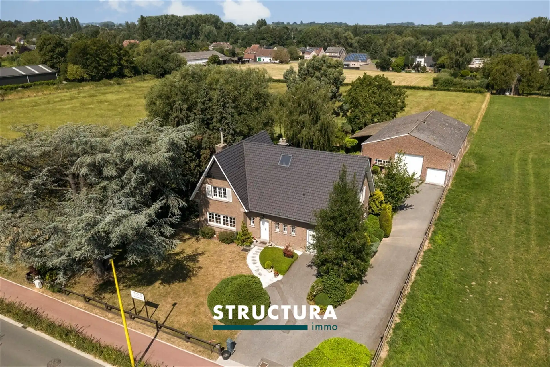 Villa met grote loods, omgeven door groen  foto 4