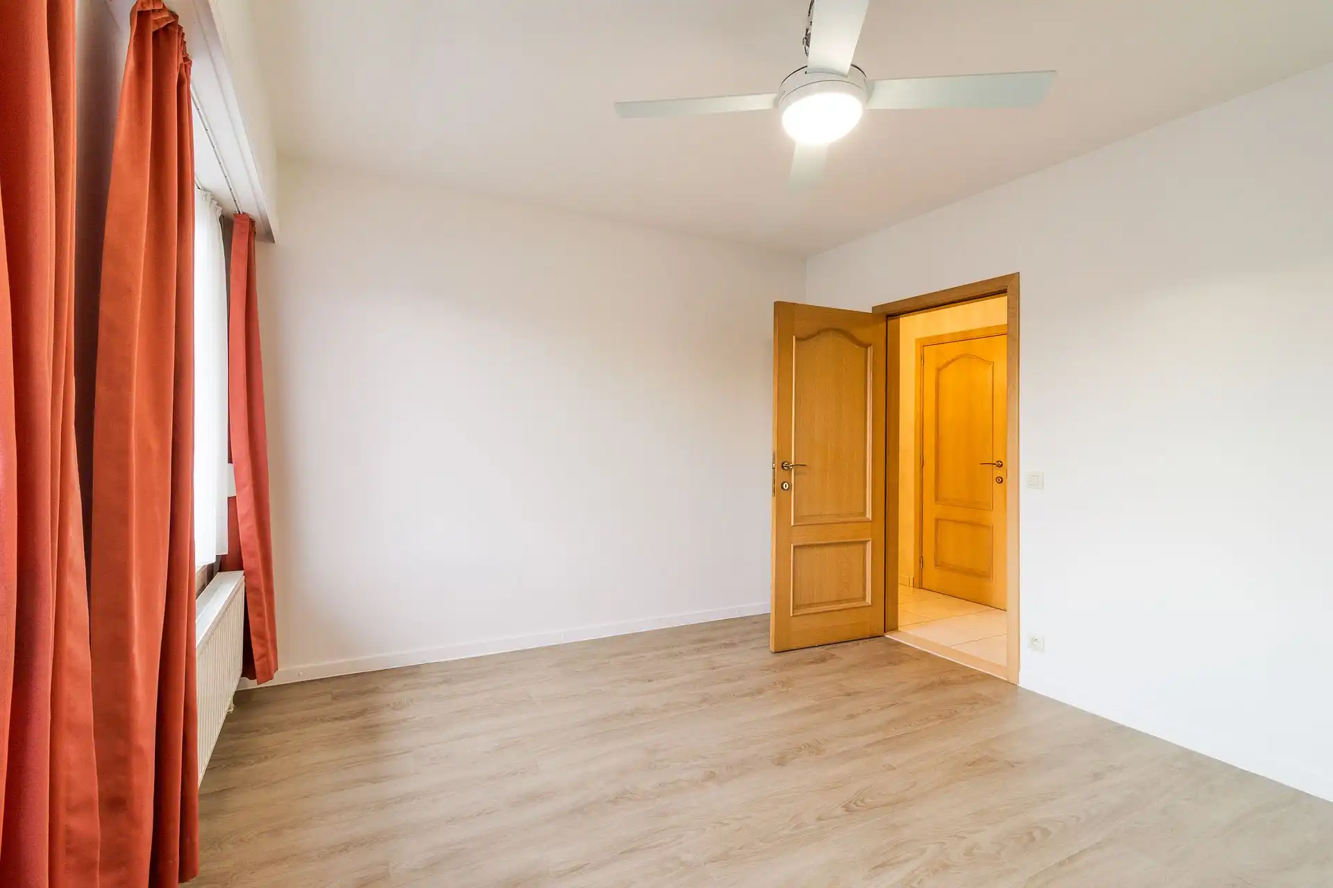 Instapklaar appartement met extra kamer, terras en garagebox foto 10