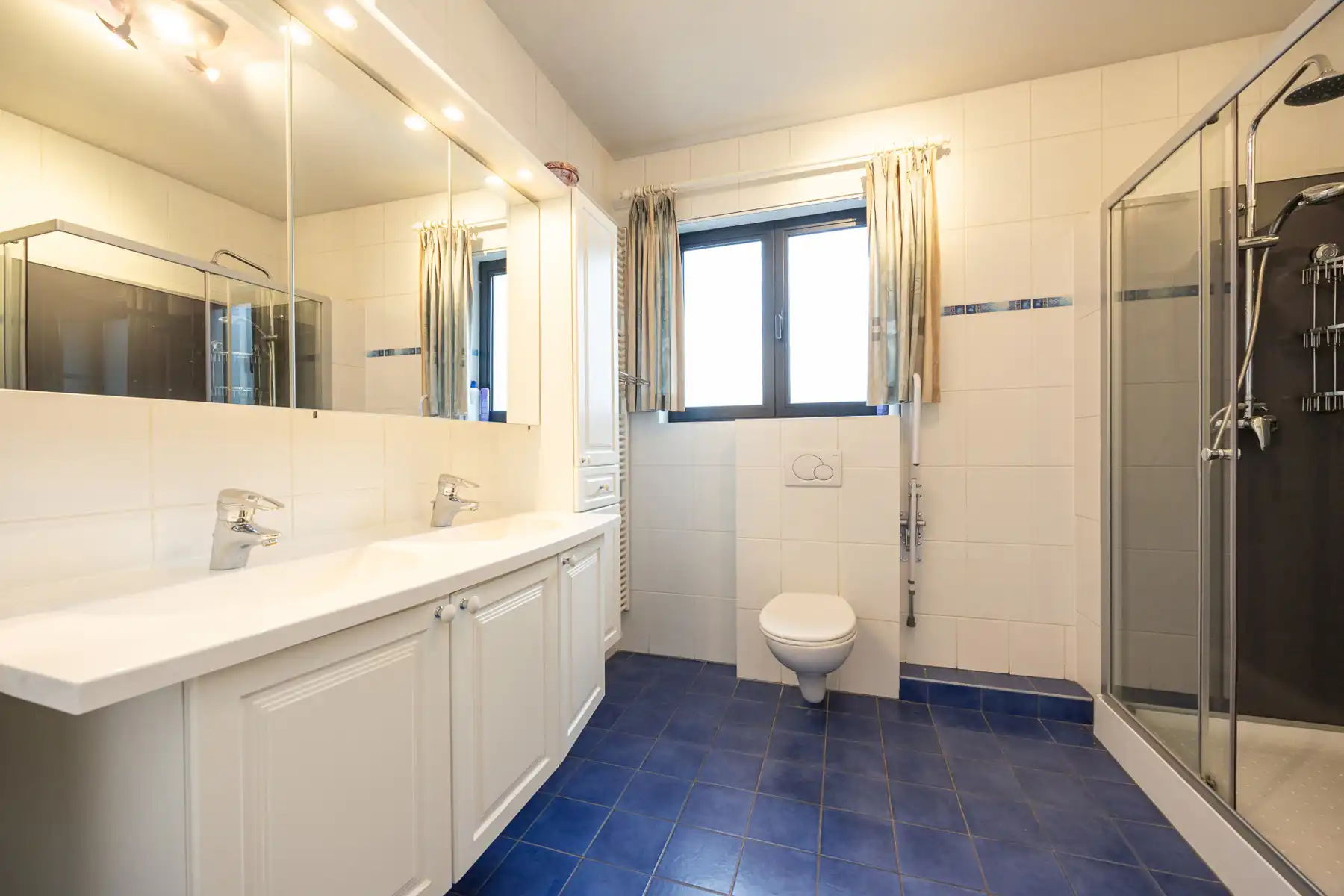 Dakappartement met lift, ruim terras, zolder, kelderberging en ruime garage. foto 9