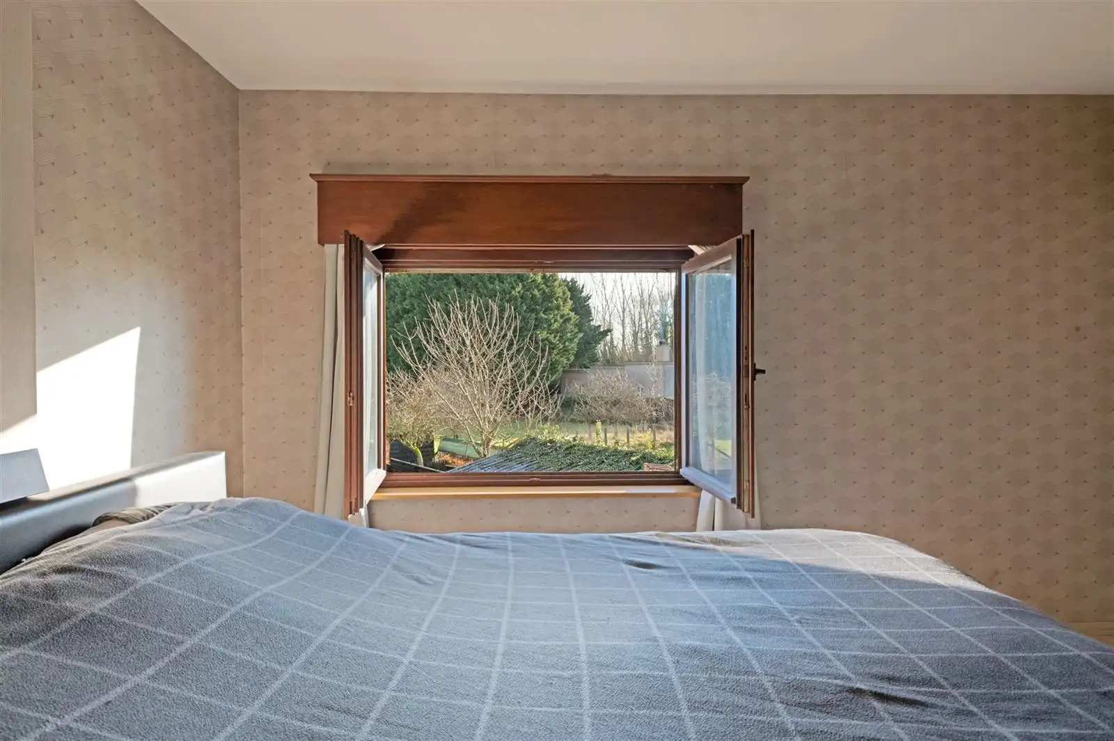 Deels te renoveren gezinswoning met garage en tuin foto 15