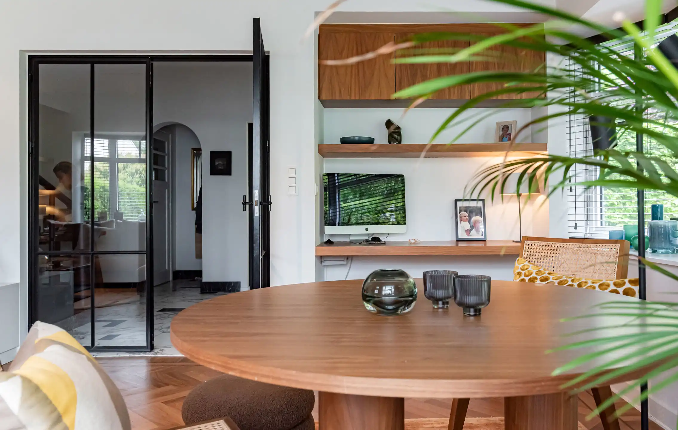 Prachtig gerenoveerde halfopen woning op een mooi perceel foto 4