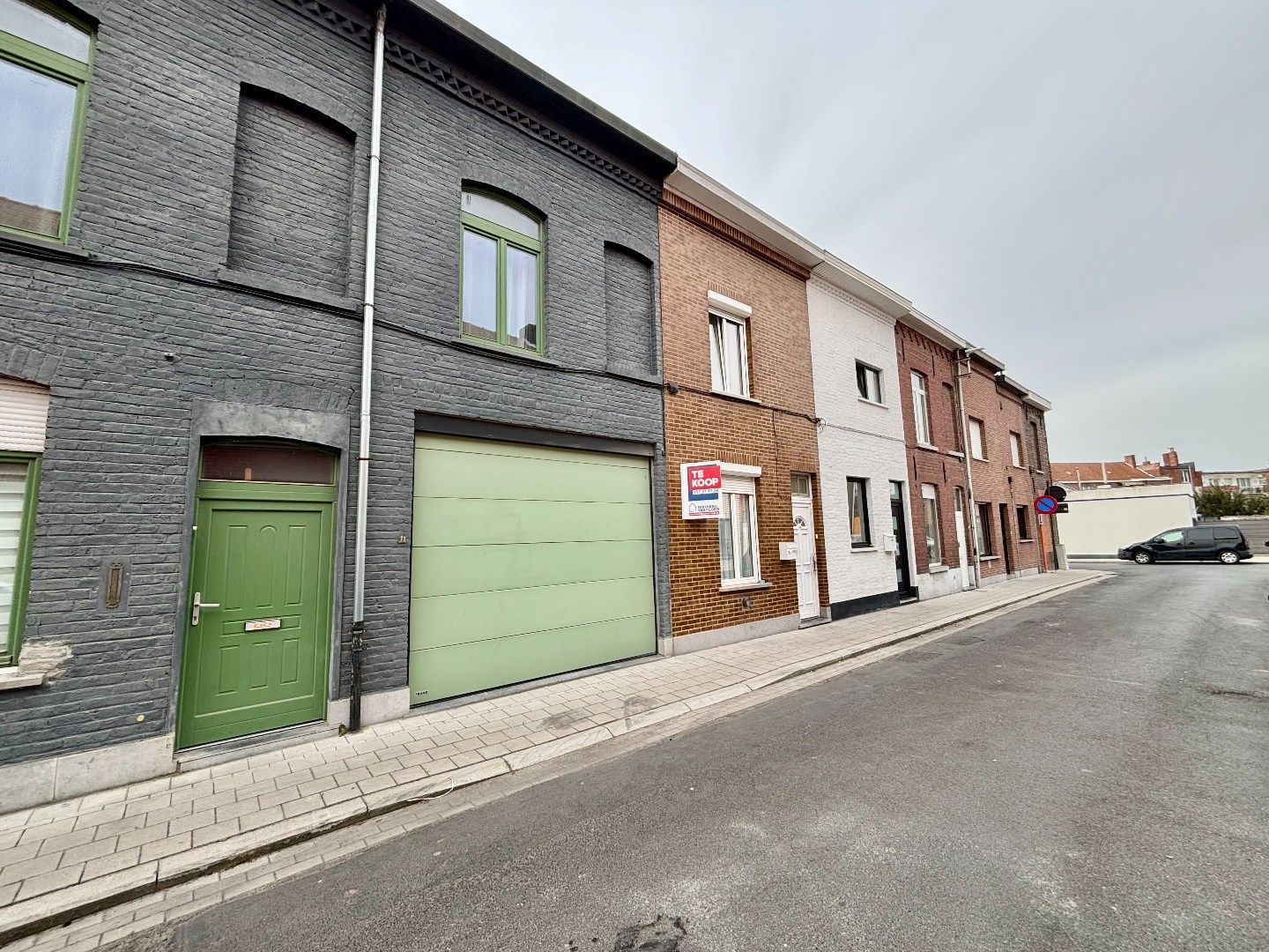 GERENOVEERDE RIJWONING MET 3 SLPKS, 2 BADKAMERS EN MOGELIJKHEID HUURGARAGE foto 2
