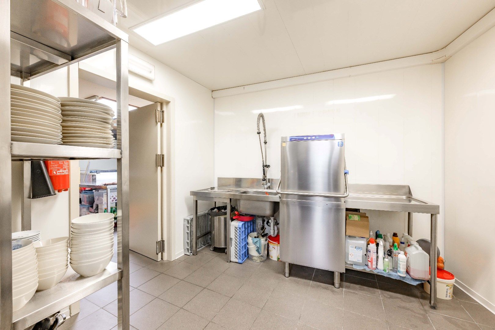 INSTAPKLAAR HANDELSHUIS (2009) OP GUNSTIGE LOCATIE!!!  foto 11