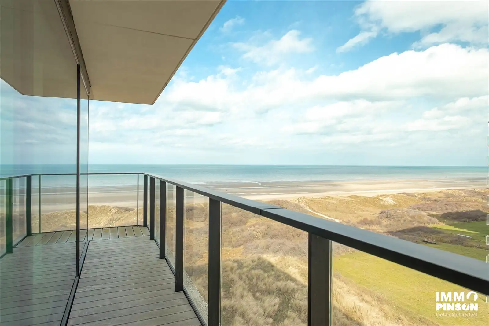 Lichtrijke assistentieflat met wijds zicht op zee, strand en duinen foto 4