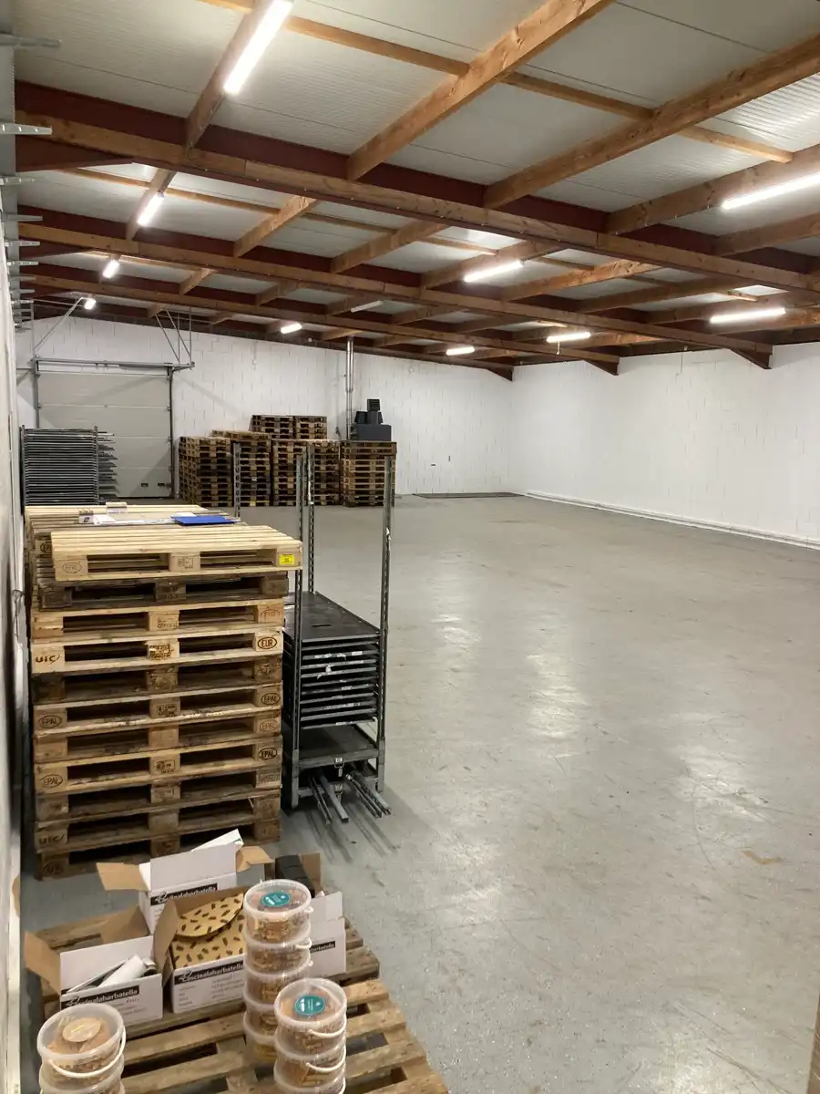 multifunctionele bedrijfsgebouw in perfecte staat met laad en loskaaien vooraan het gebouw. foto 12