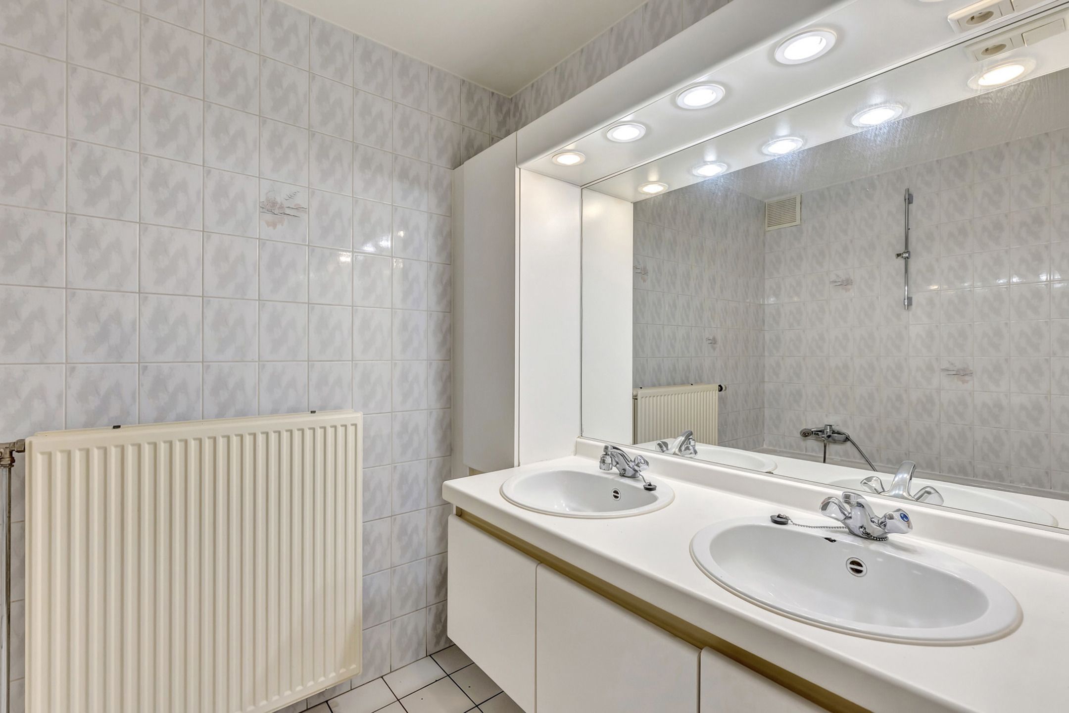 Instapklaar appartement met terras en parking in Ninove foto 9