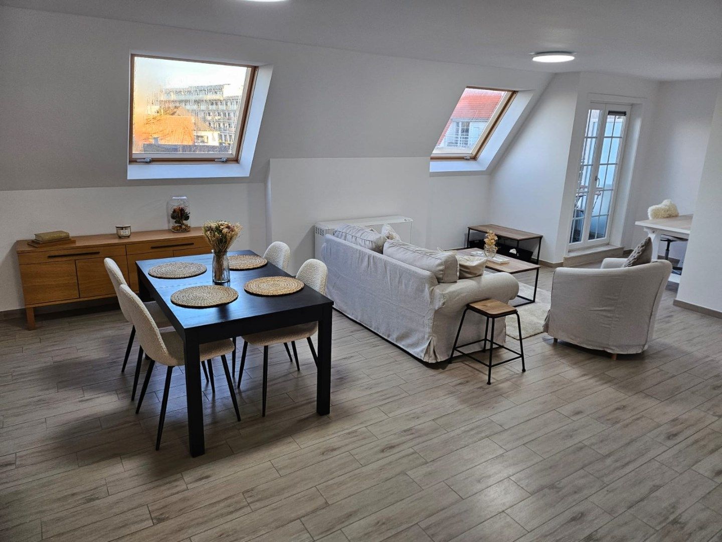 Recent, luchtig en goed gelegen duplex appartement met terrasjes nabij de zee in De Haan. foto 4