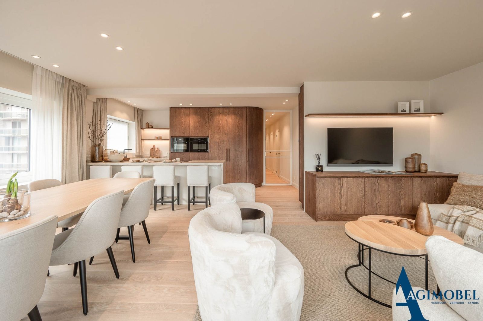 Uitgestrekt en lichtrijk dakappartement, gelegen op de Jozef Nellenslaan, op enkele stappen van het strand. foto {{pictureIndex}}