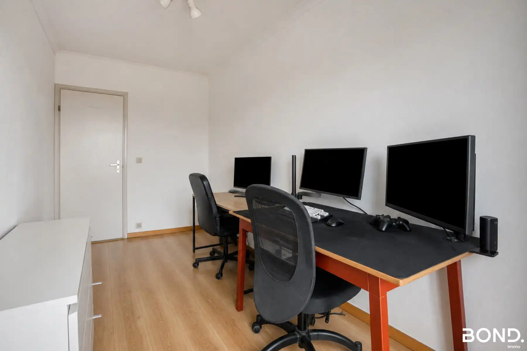 Instapklaar 2-slaapkamerappartement met terras, en parking foto 14