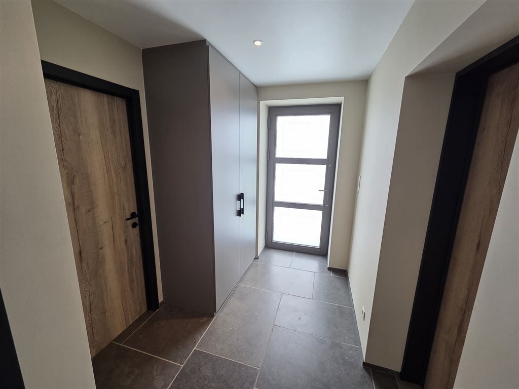 Mooie gerenoveerde energiezuinige  open bebouwing met hangaar en bijgebouwen foto 8