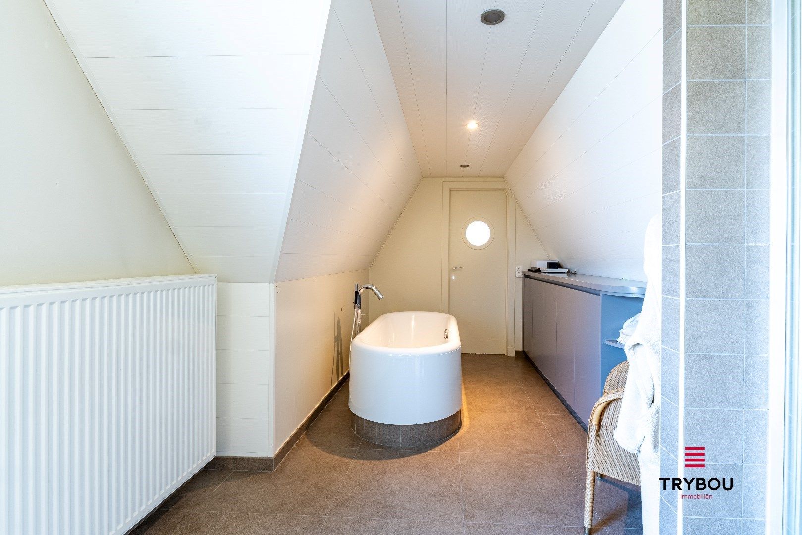 Ruime alleenstaande woning met inpandige garage, magazijn en aangelegde tuin op 1149m² foto 21