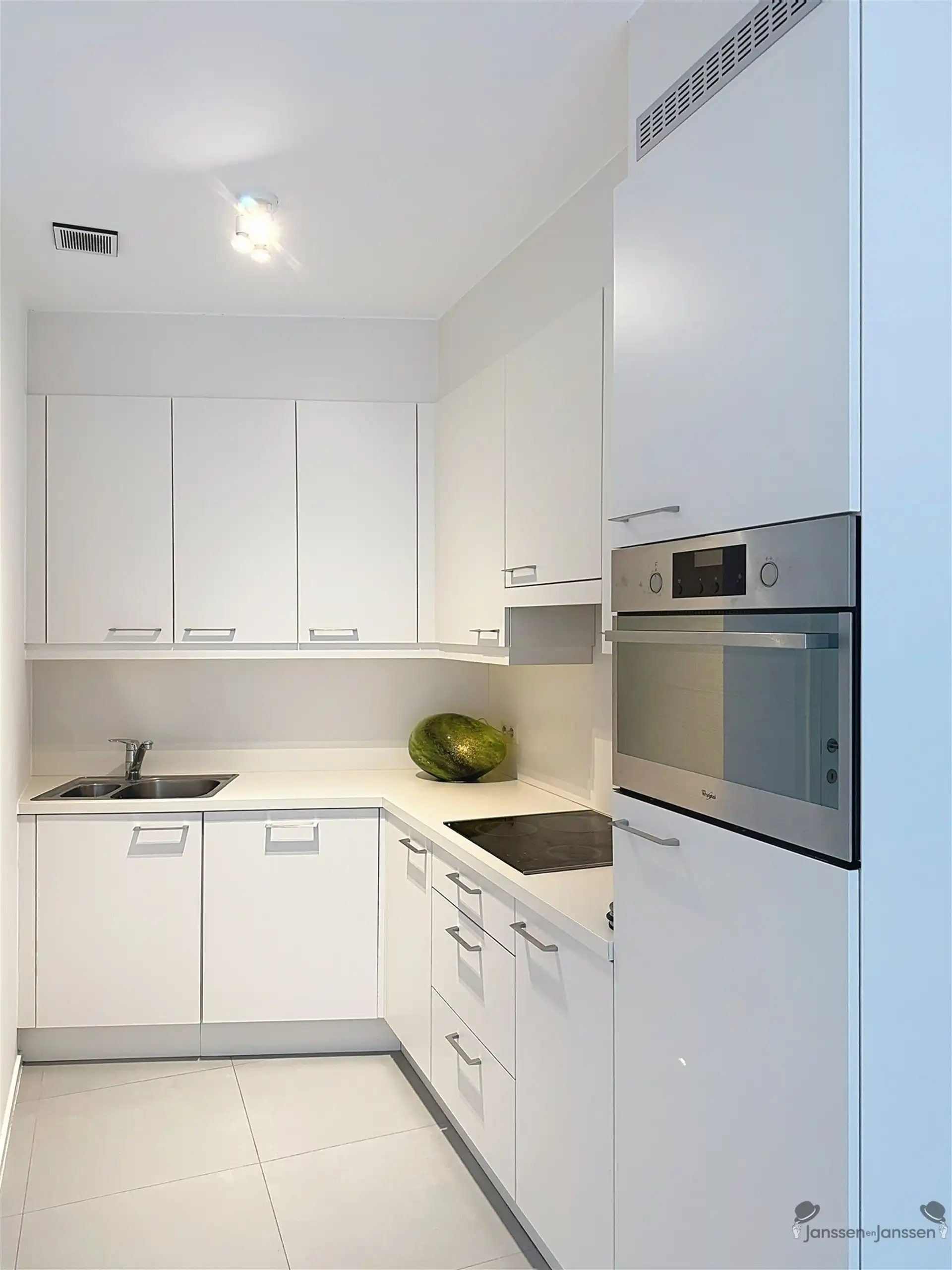 Verzorgd appartement met 2 slaapkamers, groot terras en ruime garage foto 6