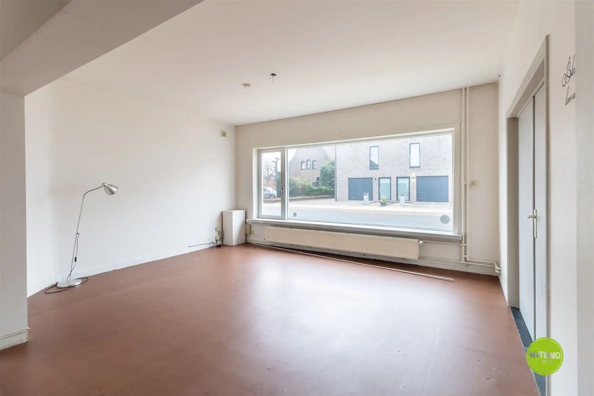 Ruim handelshuis met 4 slaapkamers én acherliggende grond foto 4