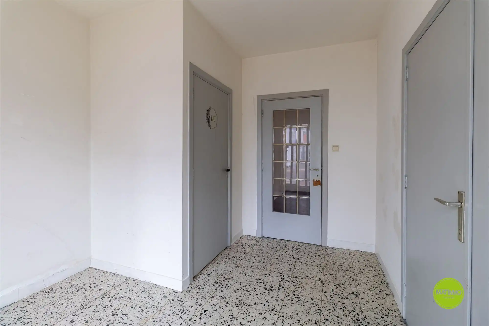 Ruim handelshuis met 4 slaapkamers én acherliggende grond foto 4