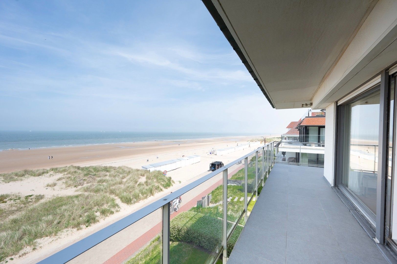 Magnifiek gerenoveerd hoekappartement op de wandeldijk in het Zoute, met frontaal zeezicht. foto 4