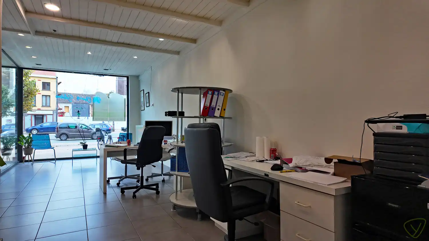 Ruime handelsruimte gelegen op de Markt van Eeklo! foto 5