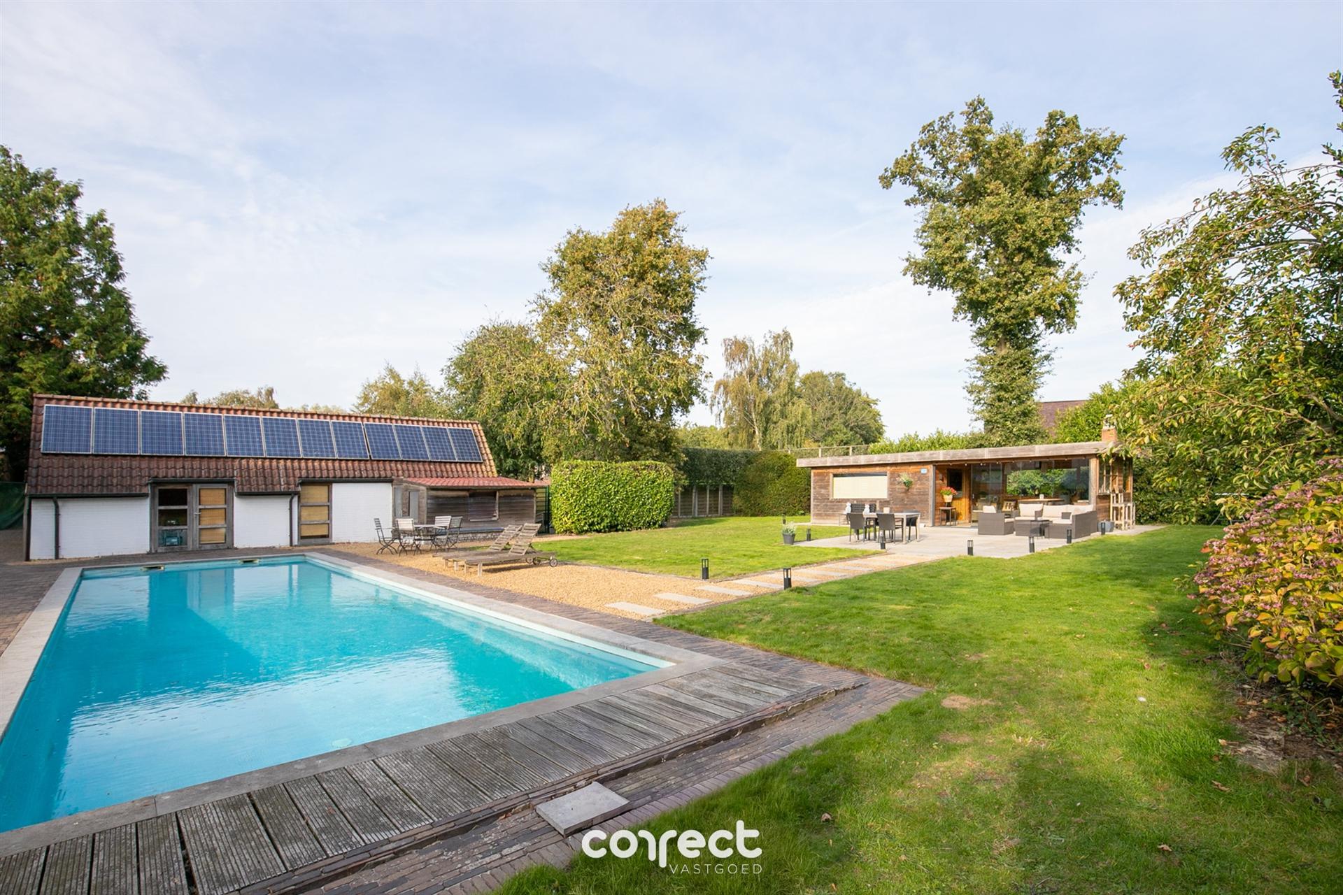 Authentieke villa op een royaal perceel, prachtige tuin met buitenzwembad en bijgebouwen. foto 25