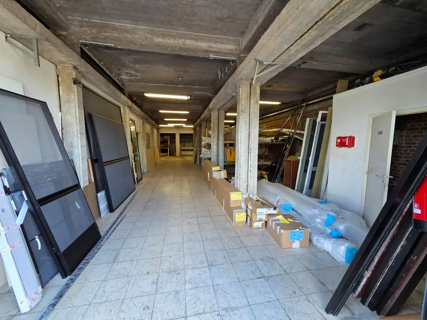 Magazijn van 220m² op commercieel centrum Pottelberg foto 8
