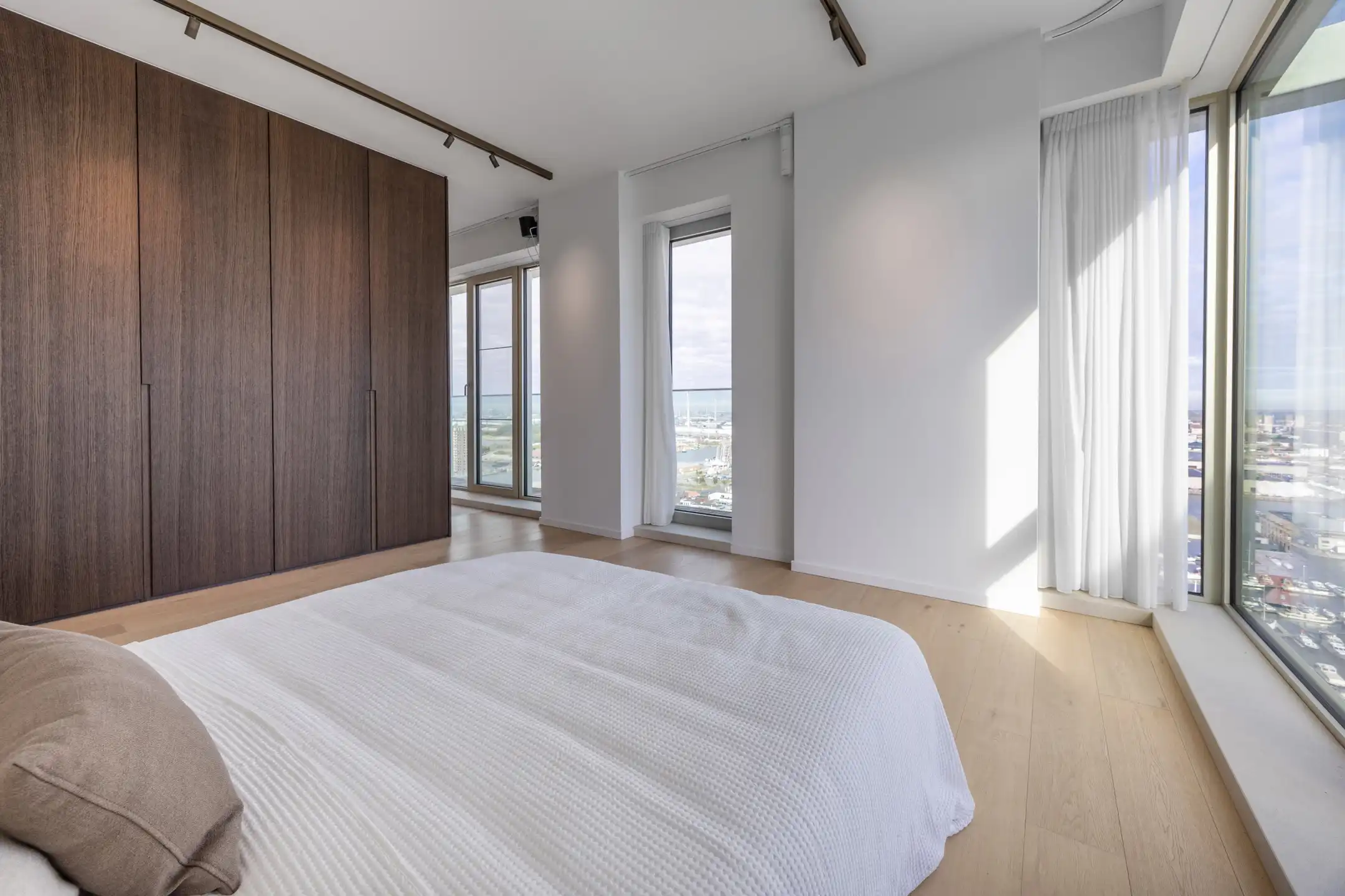 Stijlvol penthouse met panoramisch zicht op stad en haven foto 19