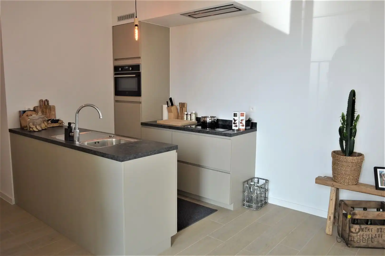 Frontaal waterzicht vanuit dit lumineuze recente appartement met terras! foto 5