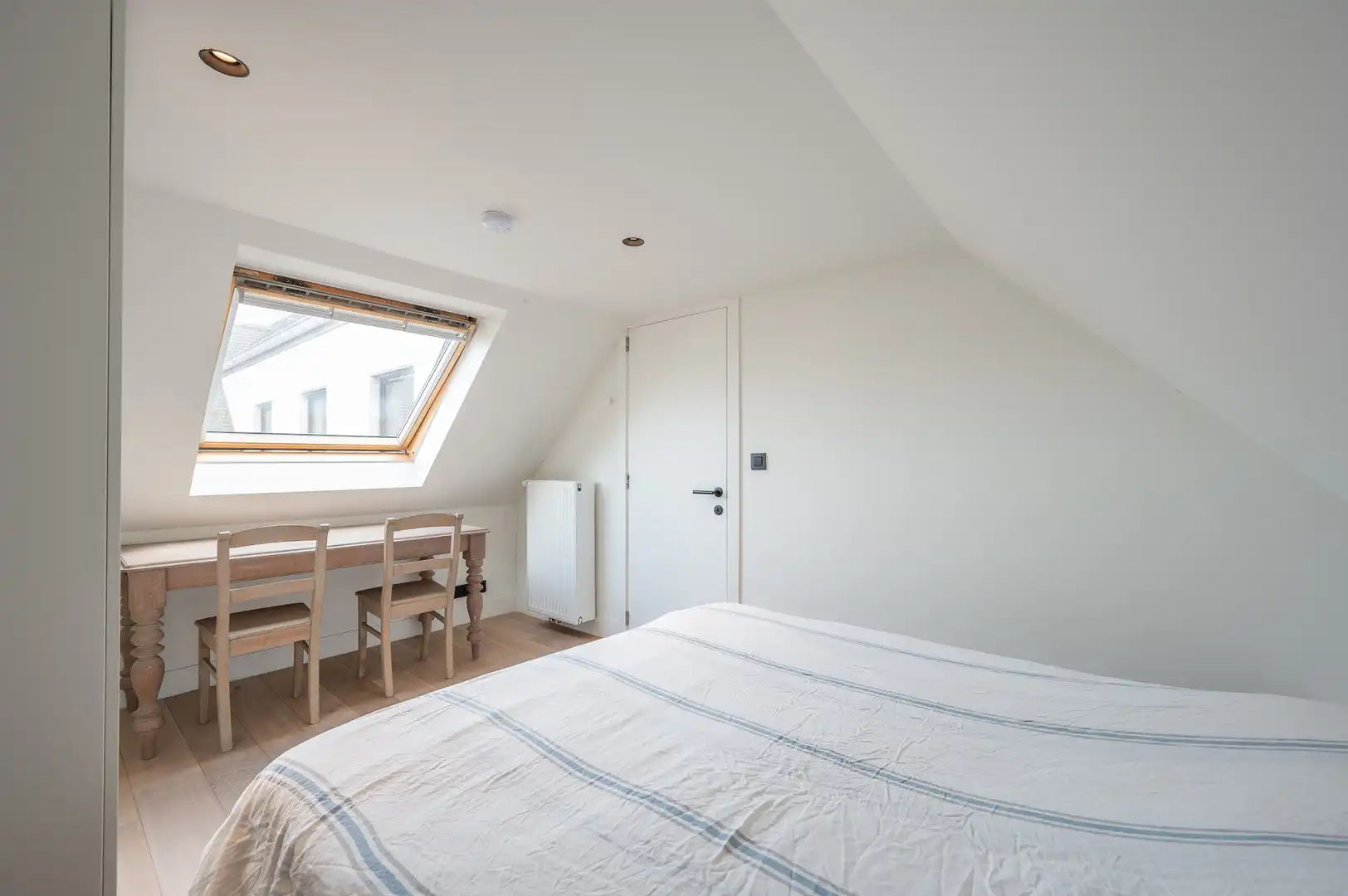 Ruime, recente hoekwoning gelegen vlakbij de groentenmarkt en het Keuvelhoekplein. foto 15